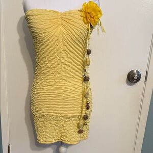 Elegant Yellow Strapless Dress with Floral Accent